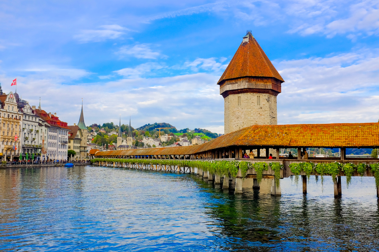 Chapel,Bridge,With,Water,Tower,In,Lucerne,Switzerland,(kapellbrücke,Mit